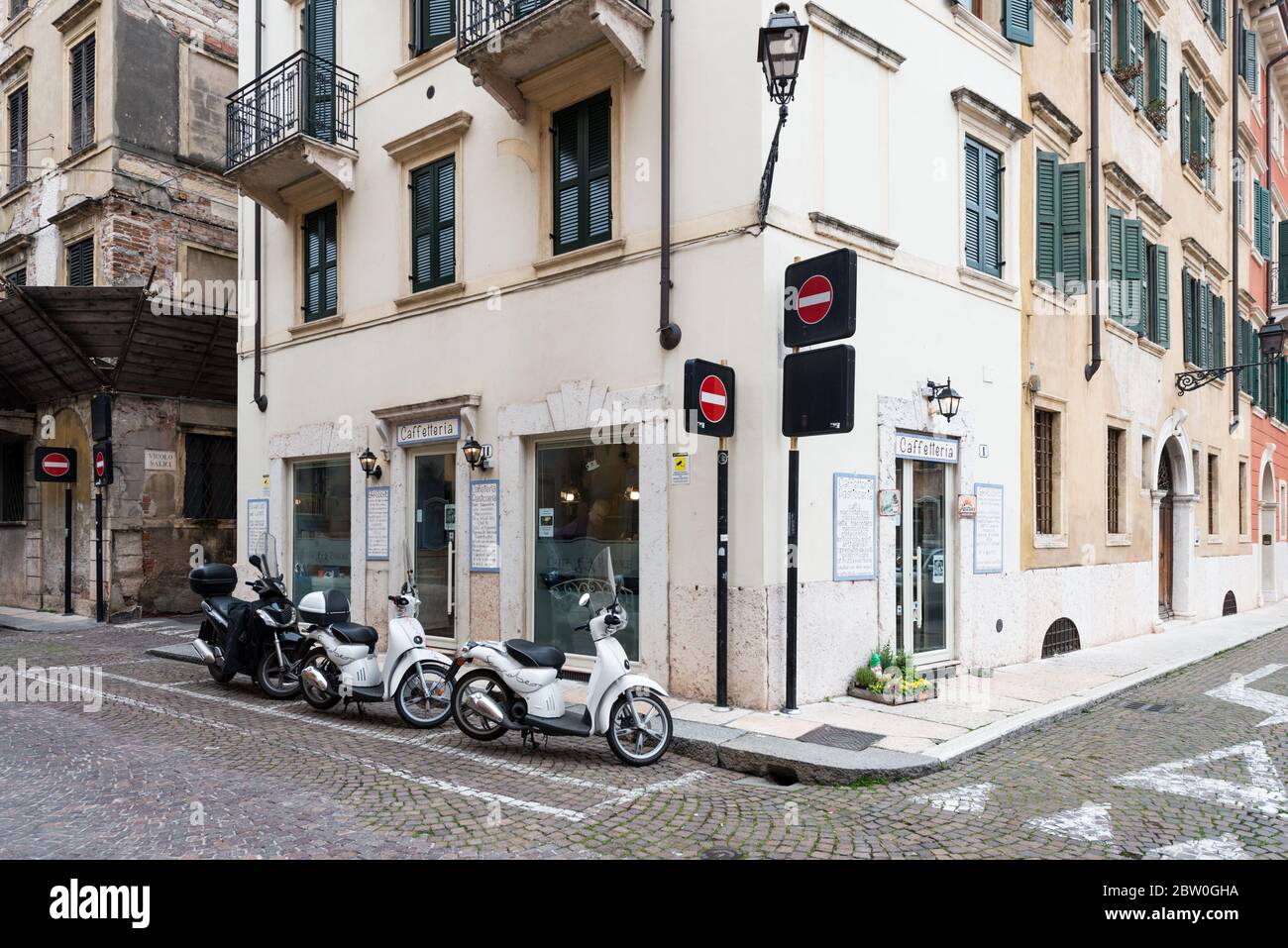 VERONA, ITALIA - 15 MARZO 2018: Immagine orizzontale di una bella caffetteria e di motociclette parcheggiate a Verona Foto Stock