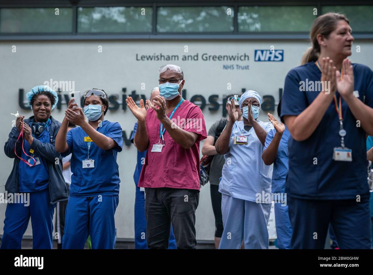 Coronavirus: ‘Clap per i nostri carers’ al di fuori della NHS University Lewisham Hospital, Londra, Regno Unito. Foto Stock
