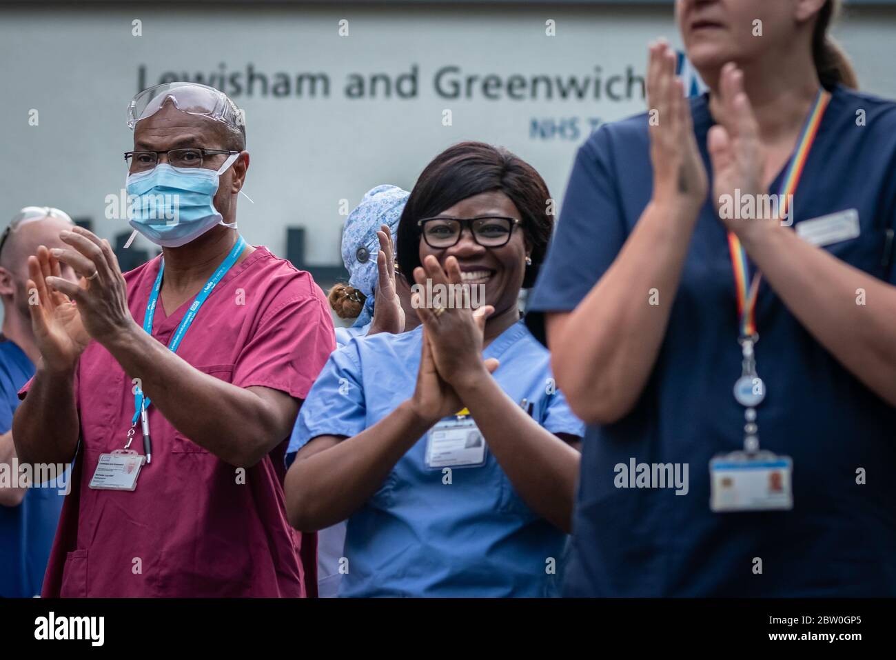Coronavirus: ‘Clap per i nostri carers’ al di fuori della NHS University Lewisham Hospital, Londra, Regno Unito. Foto Stock