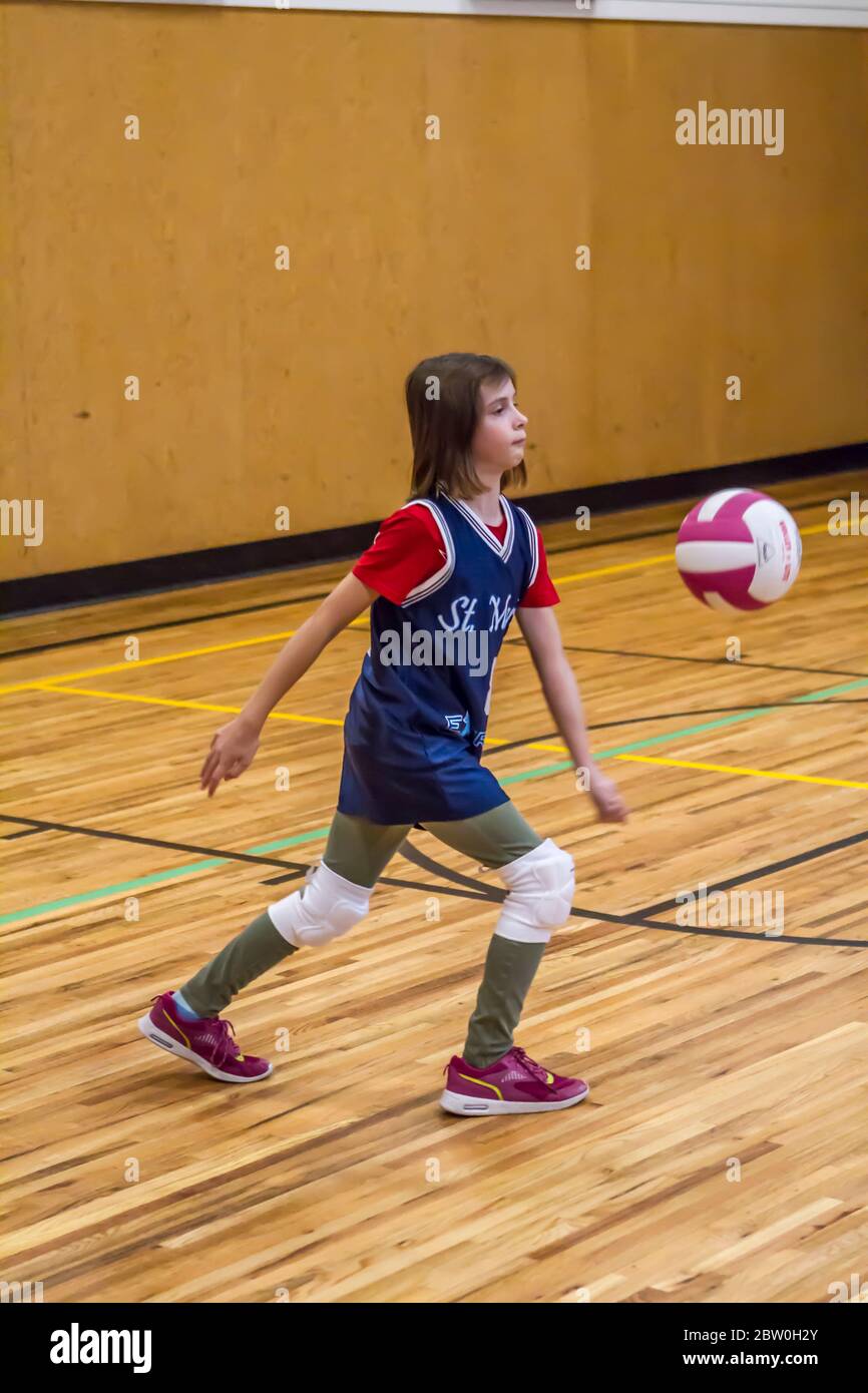 Palla di volley ragazze, 8 a 10 anni, servendo. Foto Stock