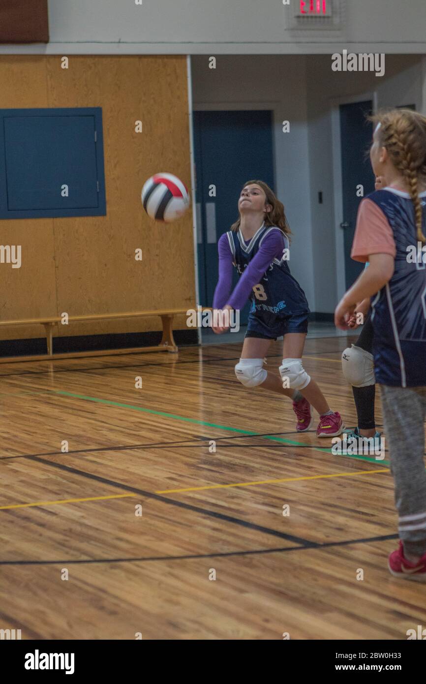 Palla di volley ragazze, 8 a 10 anni, servendo. Foto Stock