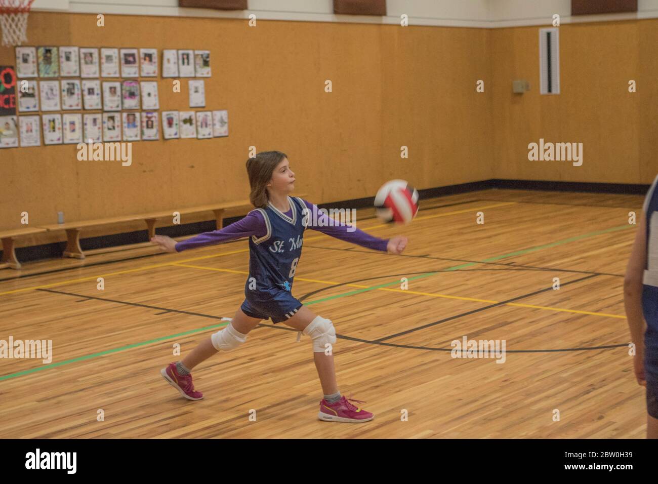 Palla di volley ragazze, 8 a 10 anni, servendo. Foto Stock