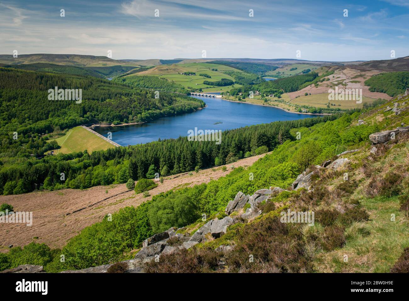 Vista dal Bamford Edge verso il lago artificiale di Ladybower, Peak District, Regno Unito Foto Stock