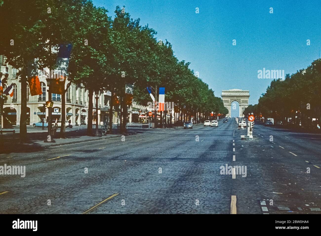 PARIGI, FRANCIA, gli Champs-Elysees e l'Arco di Trionfo de l'Etoile il viale più famoso di Parigi ha 1910 metri Foto Stock