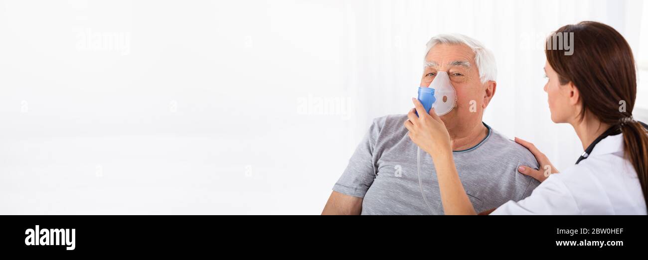 Uomo anziano in ospedale con maschera BPCO Foto Stock