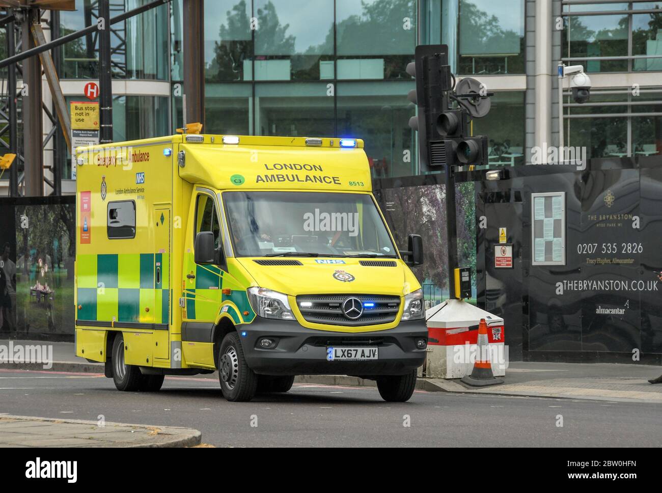 Londra, Inghilterra - Giugno 2018: Ambulanza con luci blu su una chiamata di emergenza in una strada di Londra Foto Stock