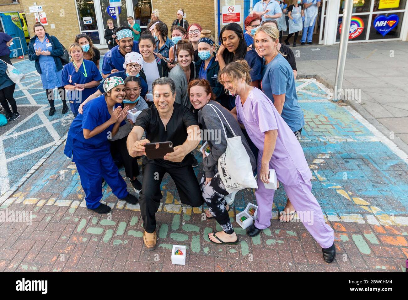 Southend University Hospital, Southend on Sea, Essex, Regno Unito. 28 Maggio 2020. Si sono riuniti fuori ‘ingresso del Southend Hospital per unirsi alla finale "Clap for Carers" che si è tenuta ogni giovedì sera alle 20:00 per le ultime dieci settimane nel Regno Unito per ringraziare NHS e i lavoratori chiave durante la pandemia di Coronavirus COVID-19. Il personale dell'NHS si è riunito per i selfie del team Foto Stock