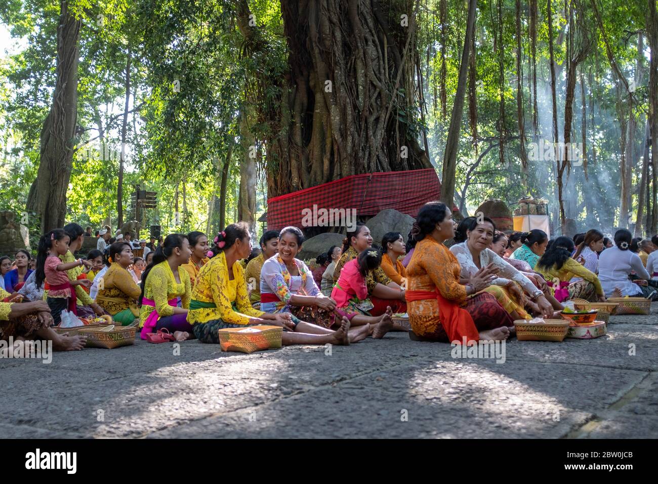 Ubud, Bali, Indonesia - 5 maggio 2018: Numerose donne balinesi che indossano abiti tradizionali, tagliando a terra in una cerimonia tradizionale Foto Stock
