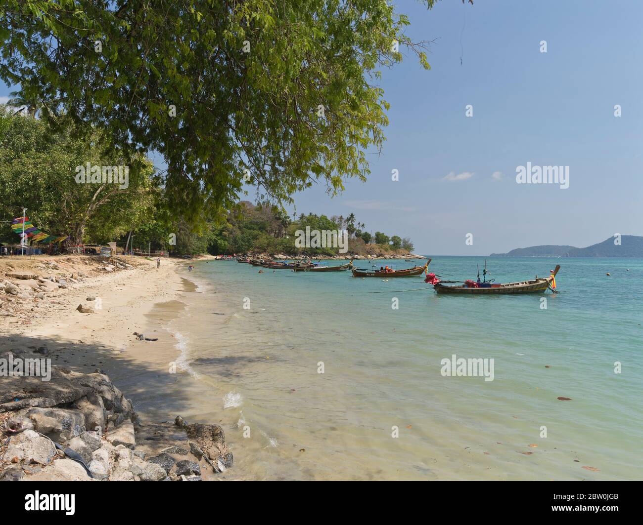 dh Rawai spiaggia Asia PHUKET THAILANDIA Longtail barche da pesca in sabbia baia tailandese barca Foto Stock