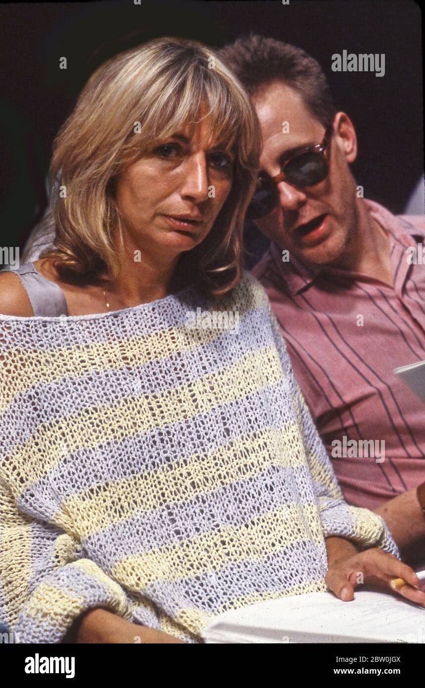 Penny Marshall e Harry Anderson alle prove per il beneficio di rilievo comico, Los Angeles, 1986 Foto Stock