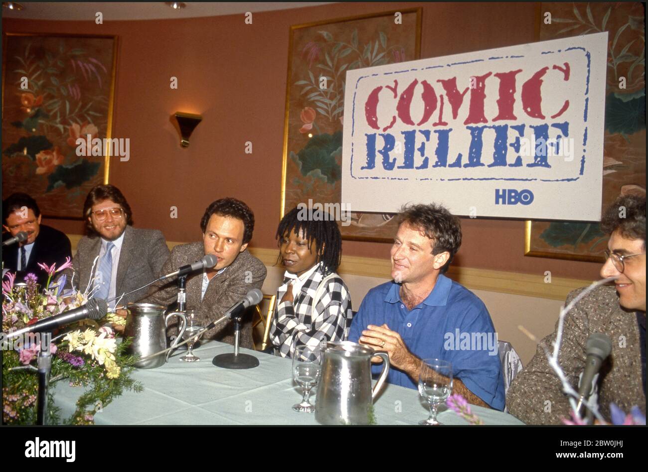 Conferenza stampa per il Comic Relief benefit per i senzatetto con (da destra a sinistra) Harold Ramis, Robin Williams, Whoopi Goldberg, Bob Zmuda e Dennis Albaugh a Los Angeles, CA 1986 Foto Stock