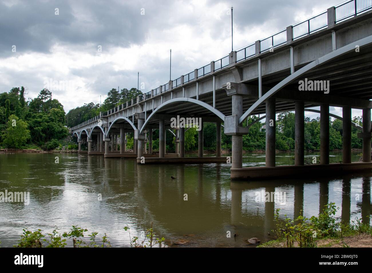 L'ampio ponte fluviale e la rotta dove la US Route 176 attraversa il fiume in Columbia, Carolina del Sud Foto Stock
