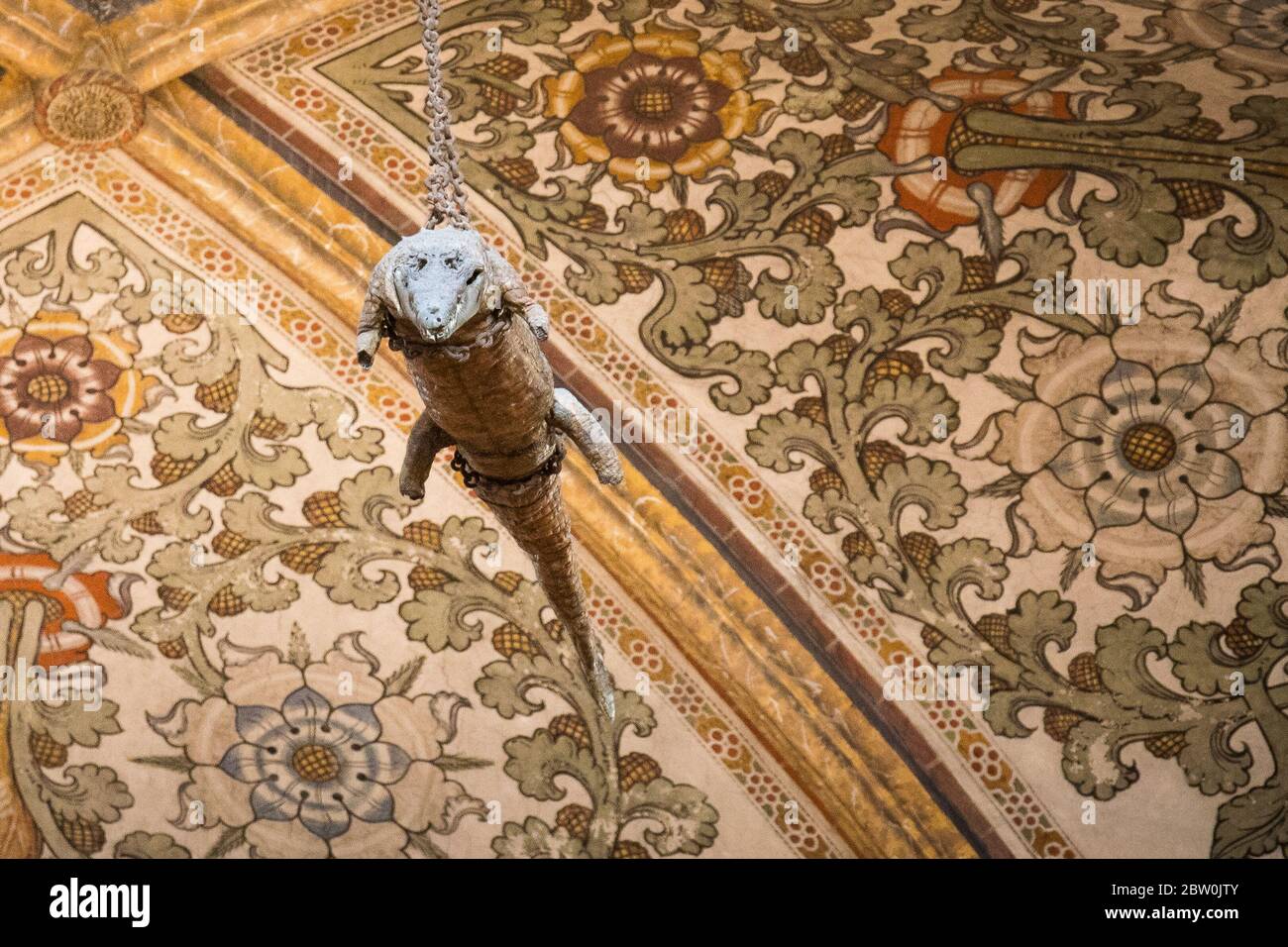 Il coccodrillo appeso al soffitto nel Santuario di Santa Maria delle grazie, Curtatone, Provincia di Mantova, Italia. L'animale farcito è suppo Foto Stock