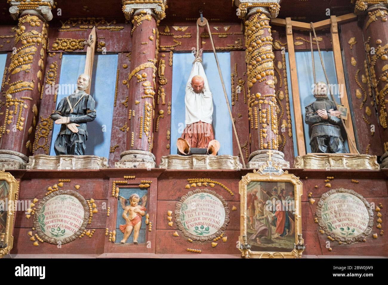 Manichini a grandezza naturale che rappresentano episodi di pericolo scongiurati dalla divina intercessione nel Santuario di Santa Maria delle grazie di Curtatone, Italia. Foto Stock