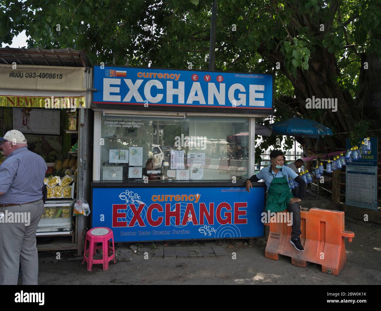 dh Rawai mercato PHUKET THAILANDIA Thai cambio valuta estera negozio all'aperto Foto Stock