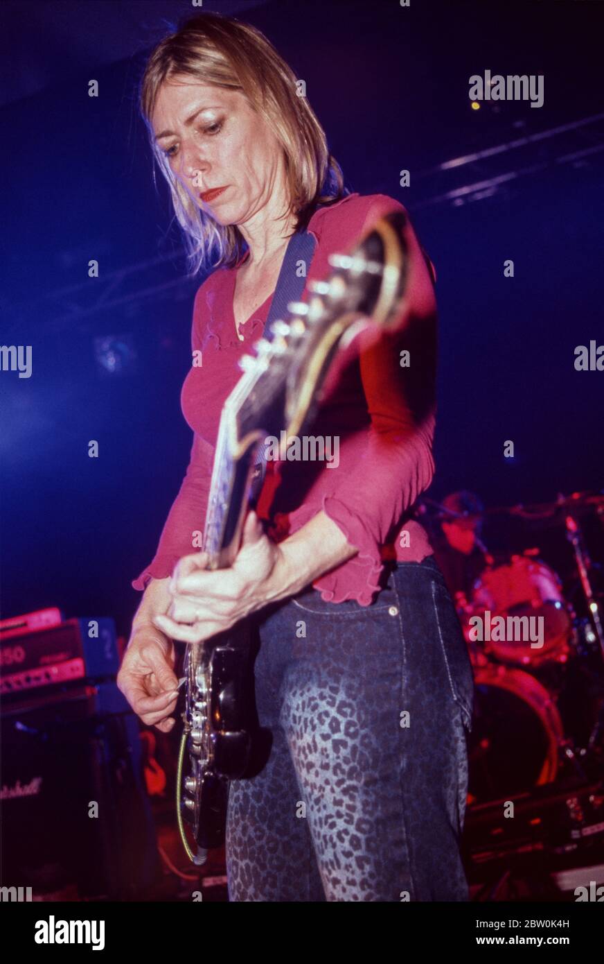 Kim Gordon in Sonic Youth in esecuzione a tutti i Tomorrows Parties, aprile 2000, Pontins, Camber Sands, Rye, West Sussex, Regno Unito. Foto Stock