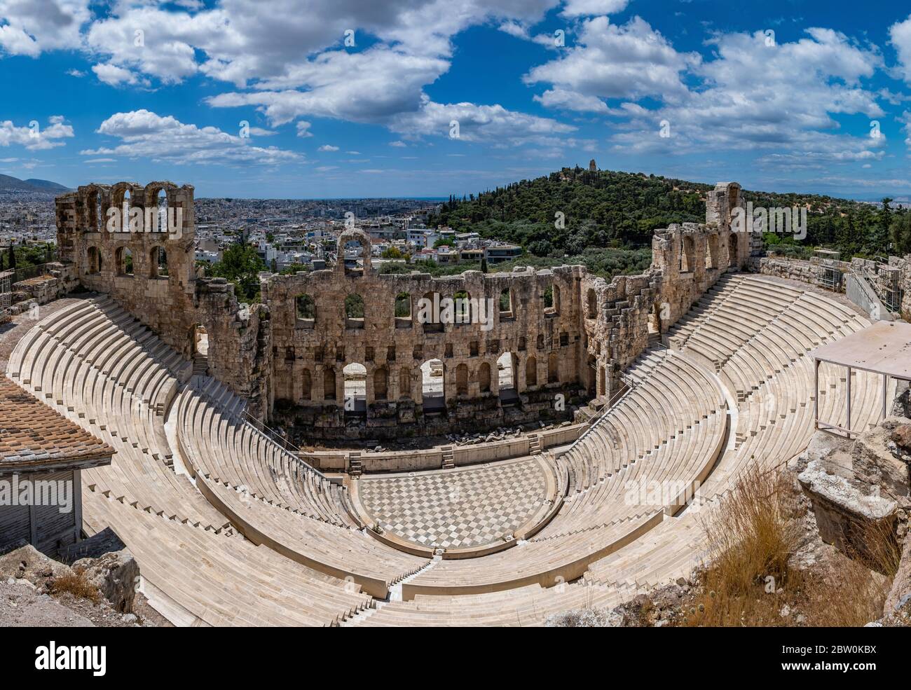 Herodes Attico Odeon, antico teatro di Erodio sotto le rovine dell'Acropoli, Grecia, che domina la città di Atene, giorno di primavera sole, cielo blu Foto Stock