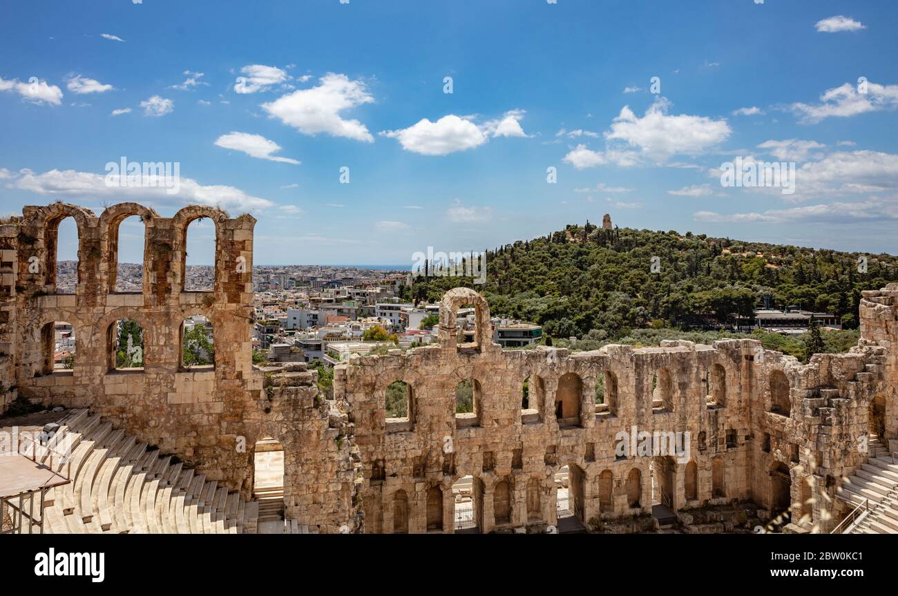 Herodes Attico Odeon, antico teatro di Erodio sotto le rovine dell'Acropoli, Grecia, che domina la città di Atene, giorno di primavera sole, cielo blu Foto Stock