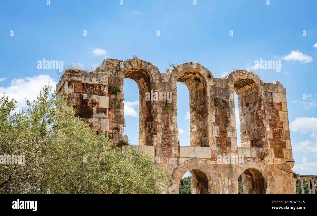 Herodes Attico Odeon, Herodium antico teatro dettaglio sotto le rovine dell'Acropoli, Grecia, sole primavera giorno, cielo blu Foto Stock