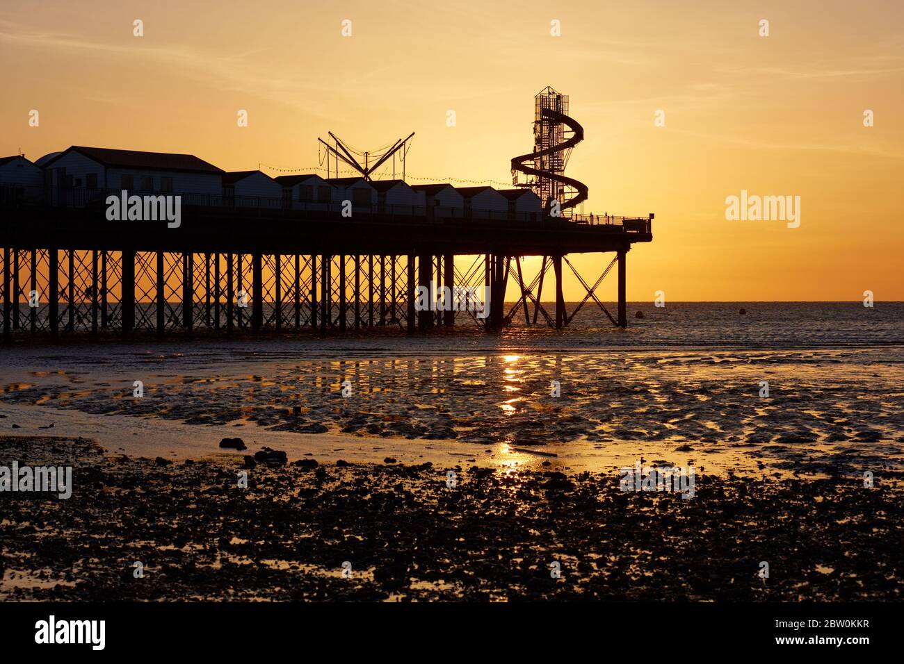 Herne Bay, Kent, Regno Unito. 28 Maggio 2020: Tempo Regno Unito. Tramonto al molo di Herne Bay alla fine di una giornata di sole con una fresca brezza del Nord Ovest. I prossimi giorni sono impostati per avere lo stesso tempo. Credit: Alan Payton/Alamy Live News Foto Stock