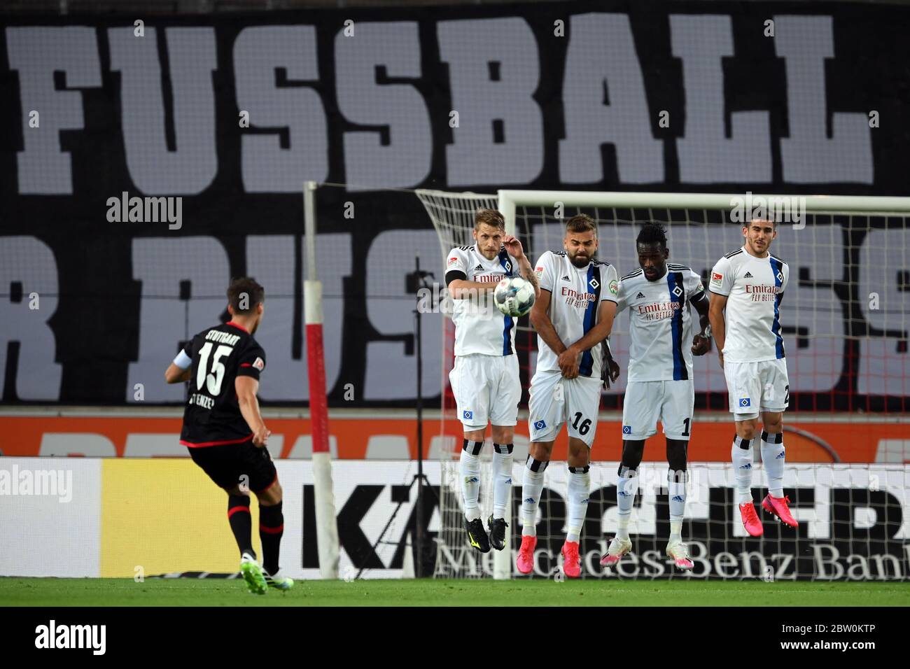 28 maggio 2020, Baden-Wuerttemberg, Stoccarda: Calcio: 2 Bundesliga, VfB Stoccarda - Hamburger SV, 28° incontro nella Mercedes-Benz Arena. Pascal Stenzel (l-r) di Stoccarda dà il calcio di punizione al muro con Aaron Hunt, Lukas Hinterseer, Bakery Jatta e Jairo Samperio di Amburgo. Foto: Matthias Hangst/Getty Images Europe/Pool/dpa - NOTA IMPORTANTE: In conformità con le norme del DFL Deutsche Fußball Liga e del DFB Deutscher Fußball-Bund, è vietato sfruttare o sfruttare nello stadio e/o nel gioco le fotografie scattate sotto forma di immagini di sequenza e/o Foto Stock