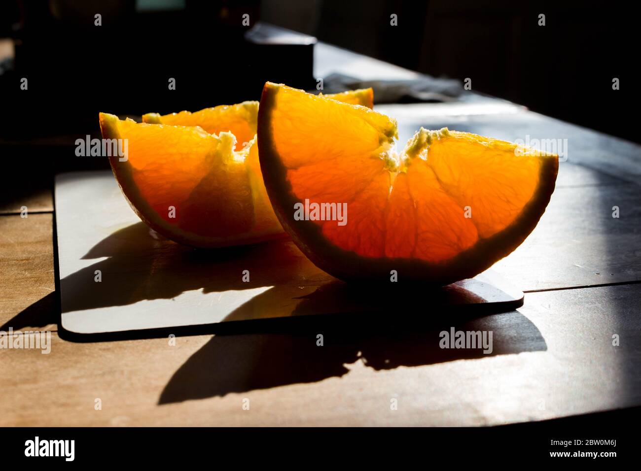 bella luce che splende attraverso le fette di arancio Foto Stock