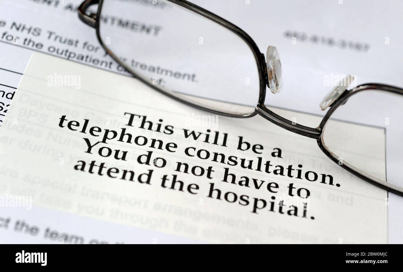 NHS HOSPITAL AMBULATORIALE APPUNTAMENTO LETTERA CON TELEFONO CONSULTAZIONE INFORMAZIONI ADESIVO RE COVID-19 CORONAVIRUS SALUTE CRISI ECC UK Foto Stock