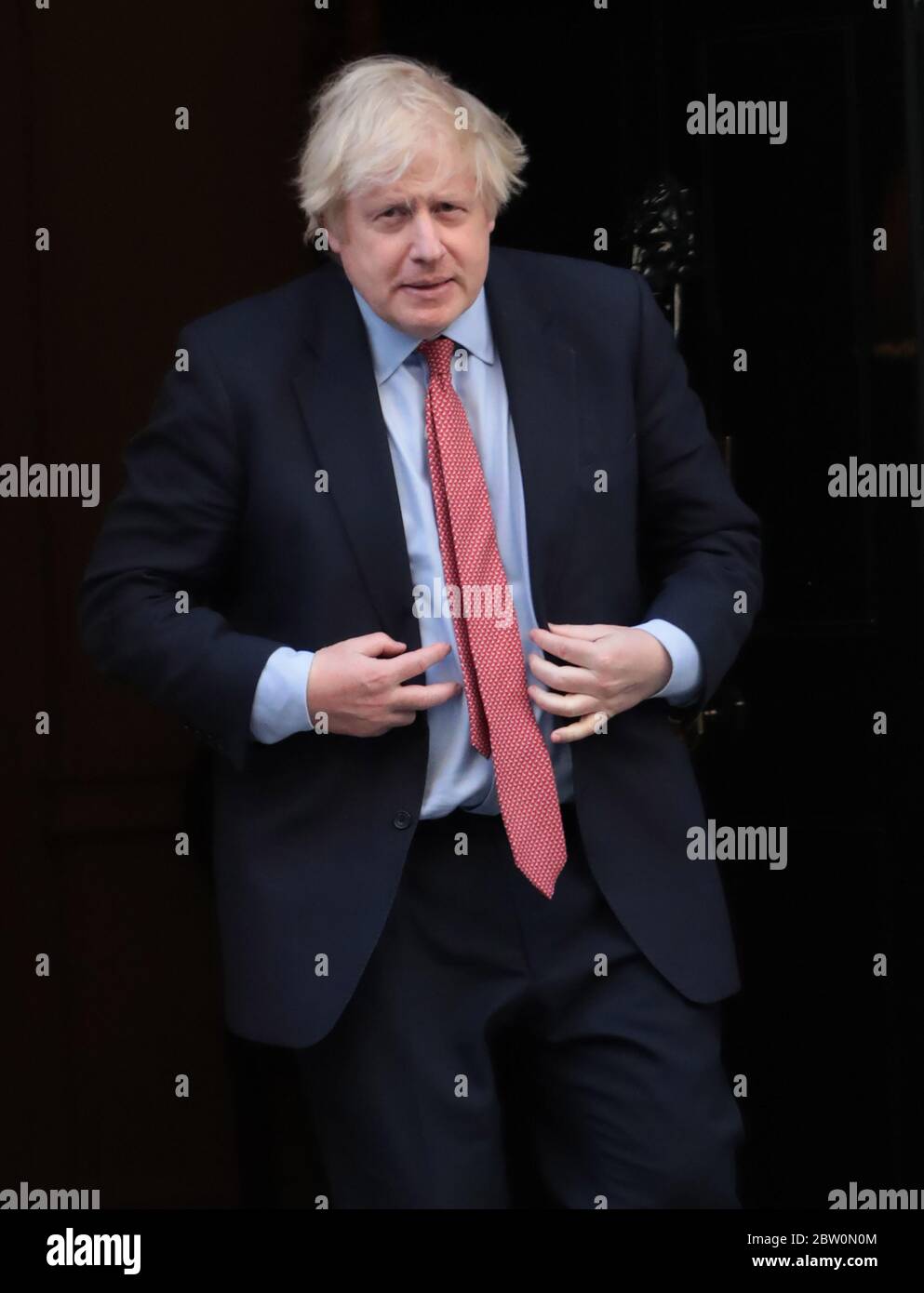 Londra, Regno Unito. 28 Maggio 2020. Il primo ministro britannico Boris Johnson si batte fuori Downing St per mostrare il suo sostegno ai lavoratori chiave durante la crisi di Coronavirus giovedì 28 maggio 2020. Foto di Hugo Philpott/UPI Credit: UPI/Alamy Live News Foto Stock