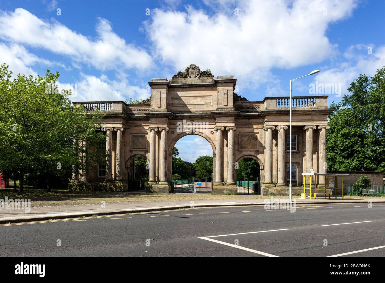 Grande ingresso al parco Birkenhead, progettato da Lewis Hornblower, costruito nel 1847, Park Road North, Birkenhead. Foto Stock