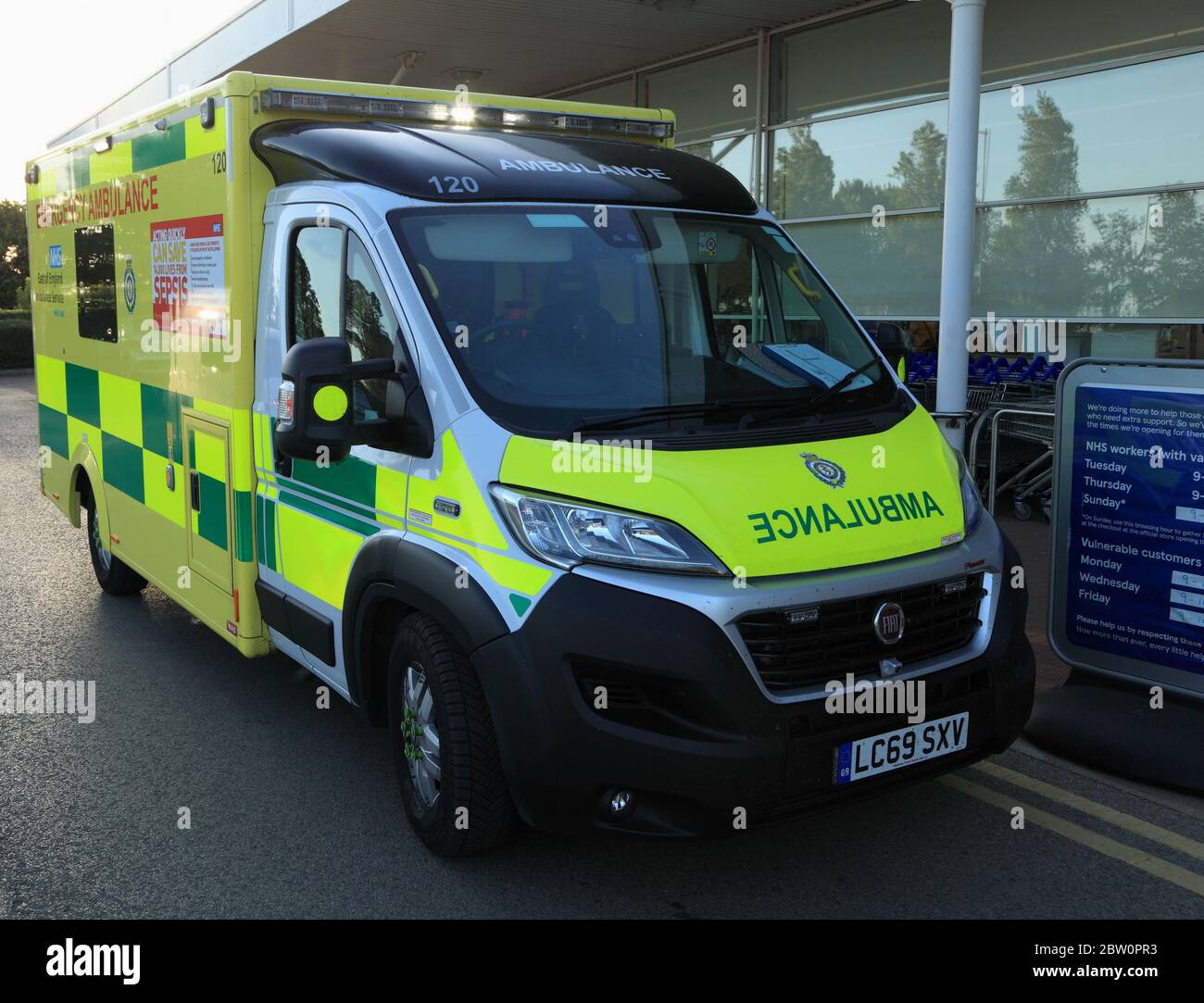 Ambulanza di emergenza, NHS, Servizio di ambulanza dell'Inghilterra orientale Foto Stock