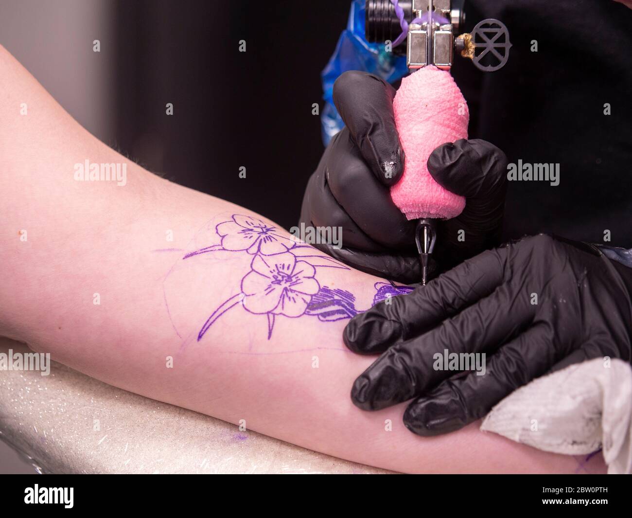 Persona che ottiene un tatuaggio dell'avambraccio Foto Stock