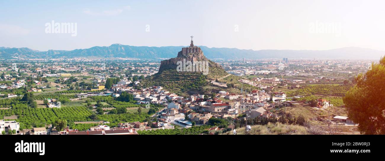 Vista panoramica della statua di Monteagudo Cristo e del castello al tramonto a Murcia, Spagna. Replica del famoso Cristo situato sulla cima della Concordad Foto Stock