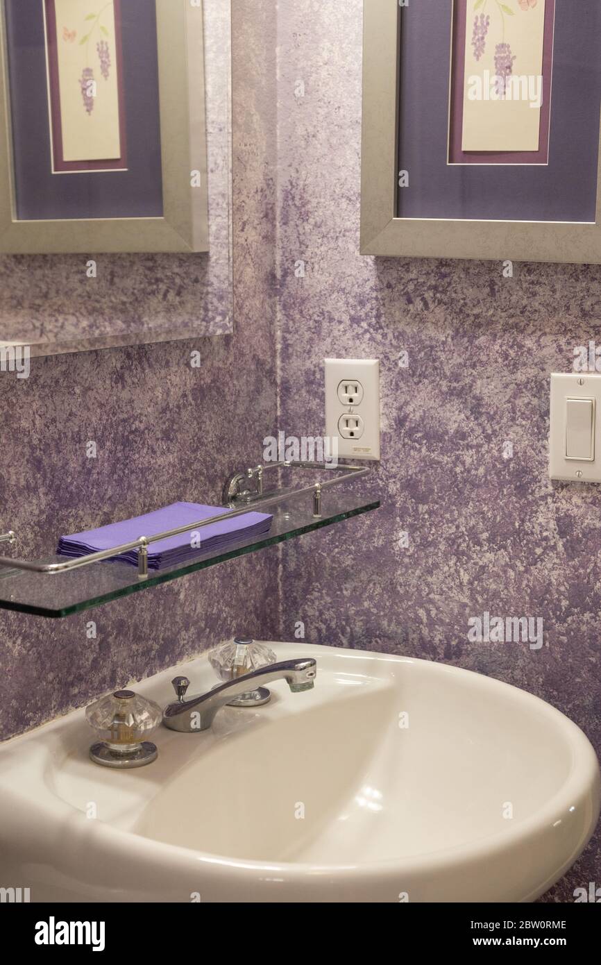 Bagno e lavandino e specchio color porpora Foto Stock