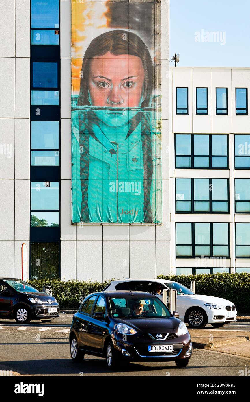 Dortmund, Germania, 28 maggio 2020: Banner gigante, copia di Jody Thomas, artista di strada britannico, mostra l'attivista ambientale GRETA THUNBERG, che sta in piedi in acqua fino alla punta del naso. La copia del murale originale su una parete di una fabbrica a Bristol è appesa qui su un edificio di uffici a Dortmund. --- Dortmund, 28.05.2020: Überdimensional grosses Wandbild des britischen Strassenkünstlers Jody Thomas zeigt die Umweltaktivistin GRETA THUNBERG, die bis zur Nasenspitze im Wasser steht. Die Kopie des Originalbildes an einer Fabrikwand in Bristol hängt in Dortmund an einem Bürogebäude. Foto Stock