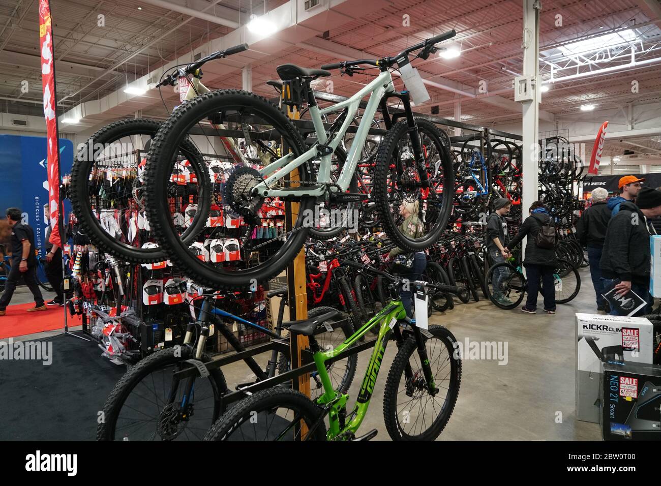 TORONTO - 6 MARZO 2020: Il ciclismo è una forma sempre più popolare di esercizio e di mostre di biciclette che offrono biciclette di fascia alta attraggono grandi folle. Foto Stock