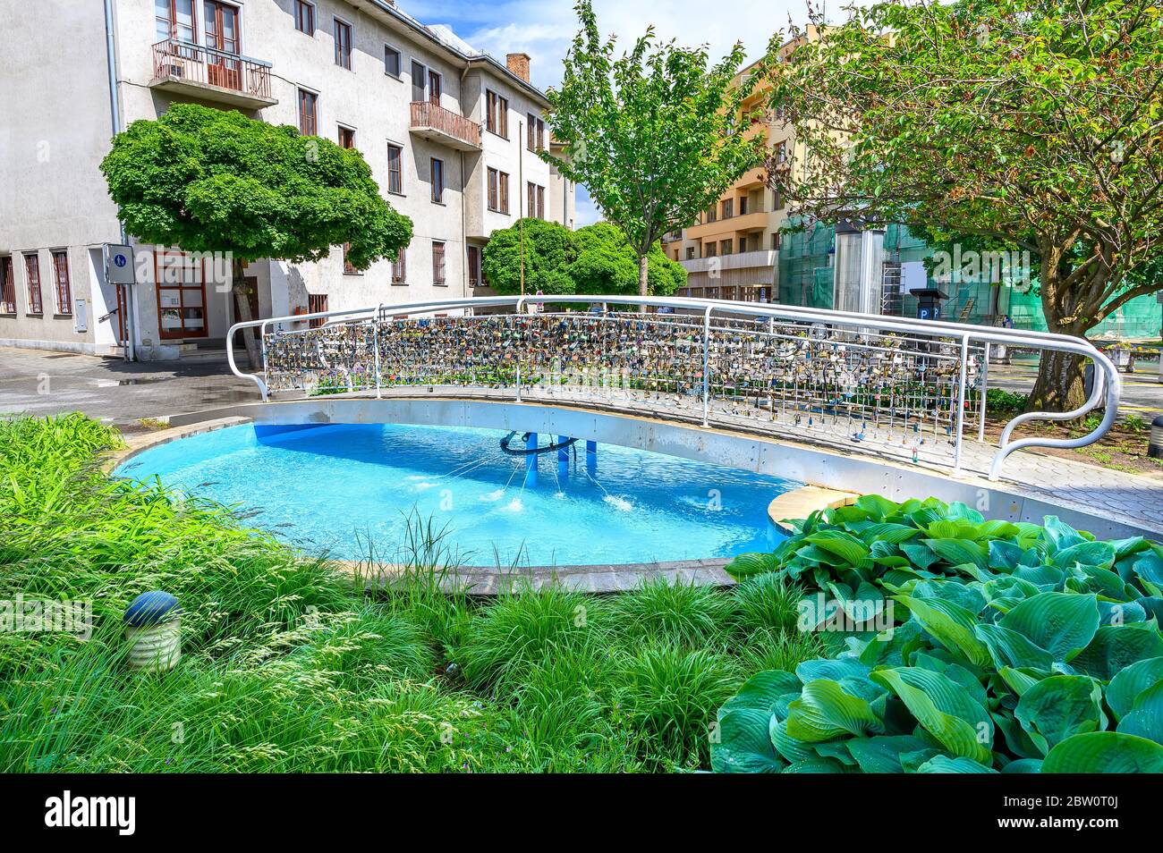 Ponte Love Lock sopra una piccola fontana nel centro della città termale di Piestany (SLOVACCHIA) Foto Stock