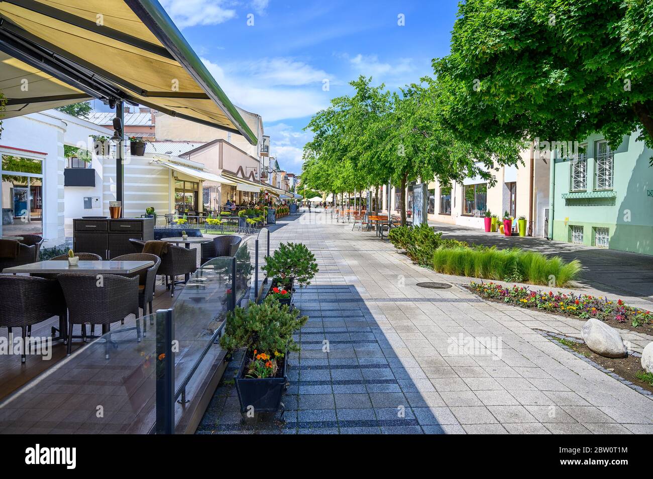 Zona pedonale con bar e terrazze ristorante nel centro della città termale di Piestany (SLOVACCHIA) Foto Stock