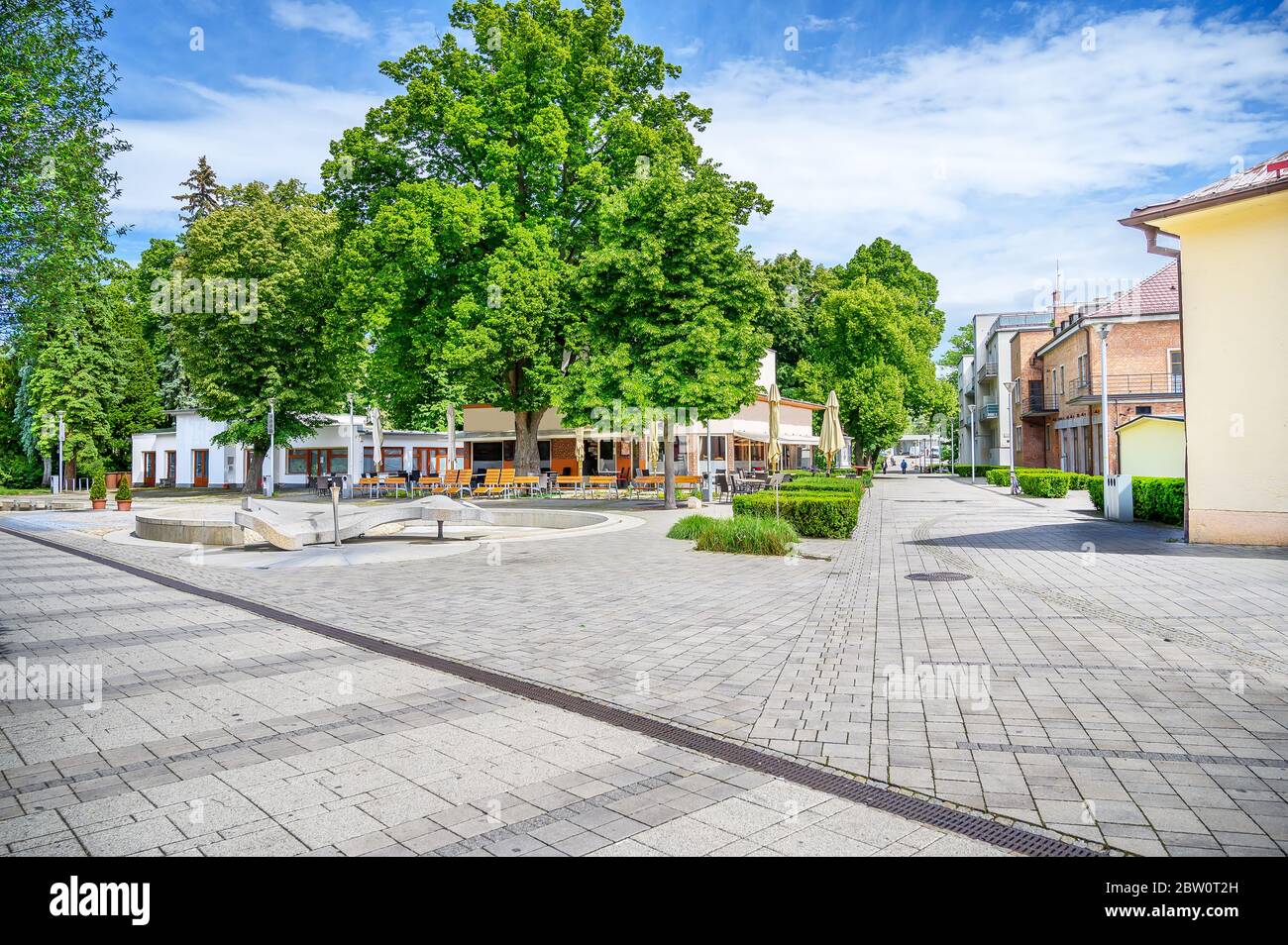 Zona pedonale con piccola piazza nel centro della città termale di Piestany (SLOVACCHIA) Foto Stock