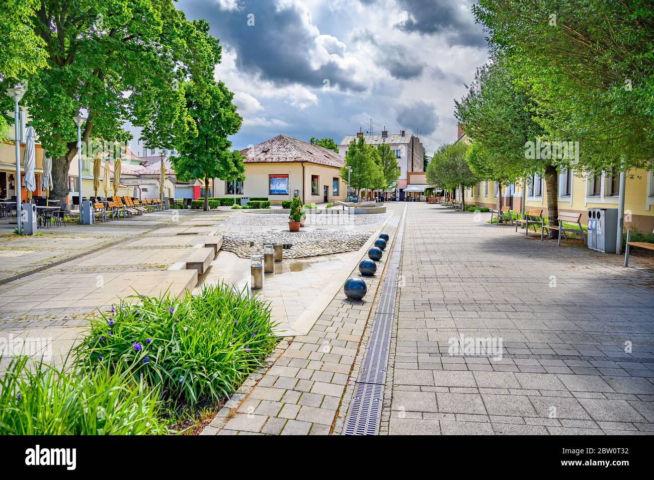 Zona pedonale con piccola piazza nel centro della città termale di Piestany (SLOVACCHIA) Foto Stock