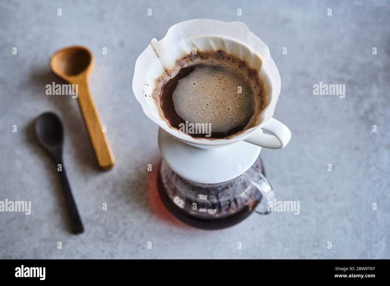 Preparazione del caffè con un contagocce Hario V60 Foto Stock