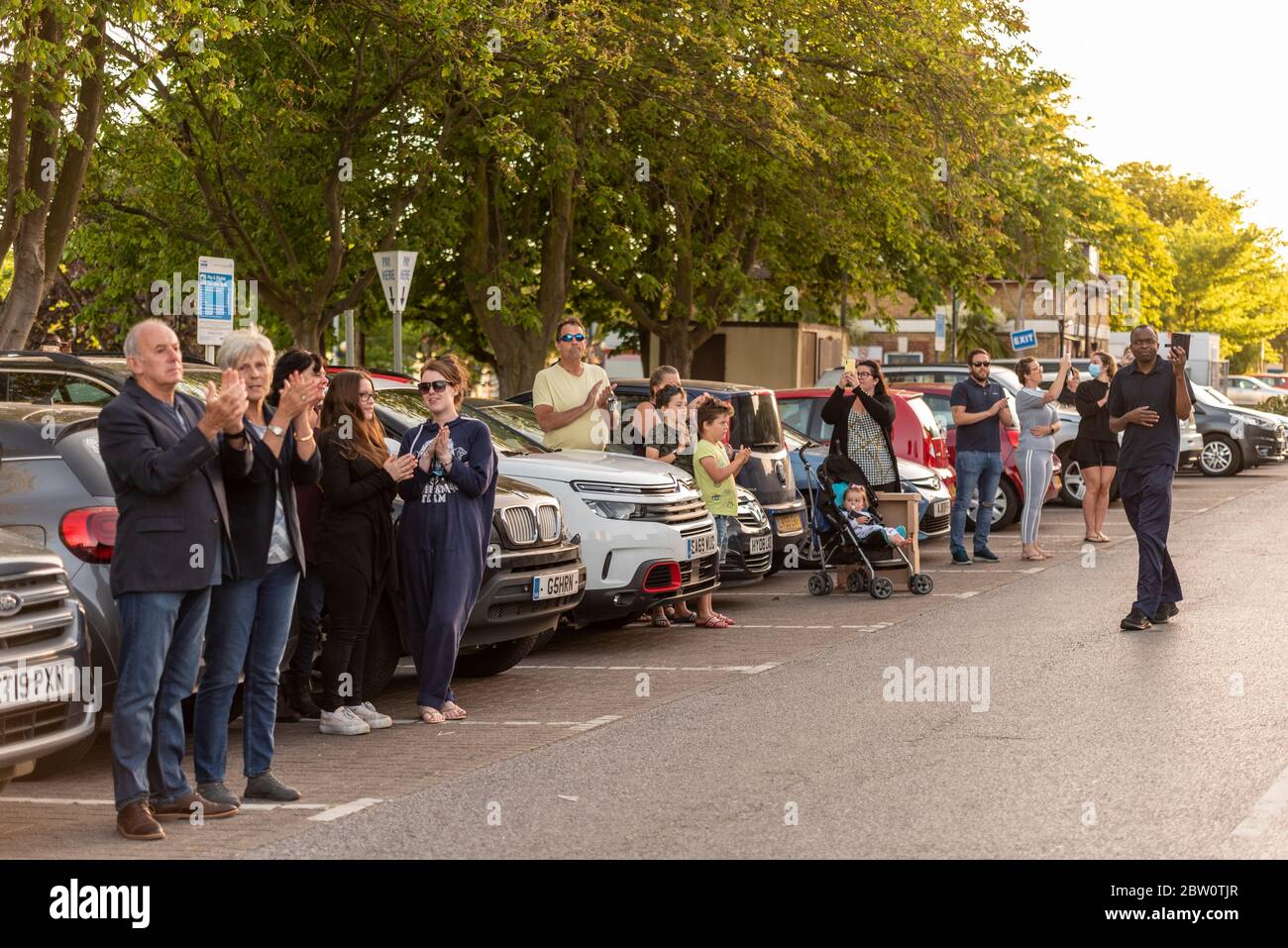 Ultimo clap per gli accompagnatori al Southend University Hospital, Essex, Regno Unito alle 20:00 di giovedì sera. I membri del pubblico nel parcheggio che batte il personale ospedaliero Foto Stock