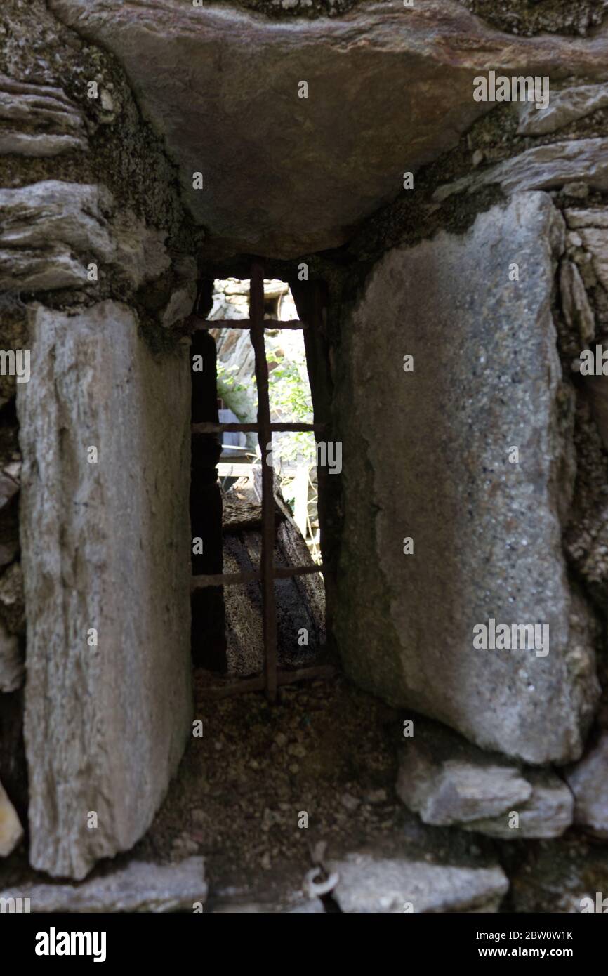 un muro di pietra a secco con finestra da vedere attraverso Foto Stock
