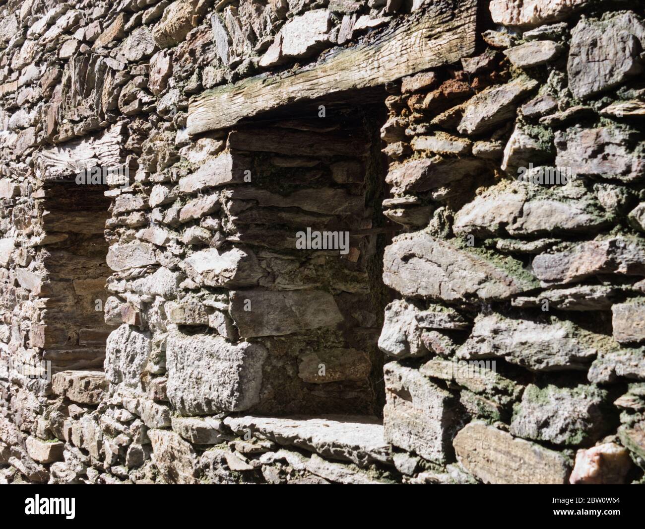 un muro di pietra a secco con finestra da vedere attraverso Foto Stock