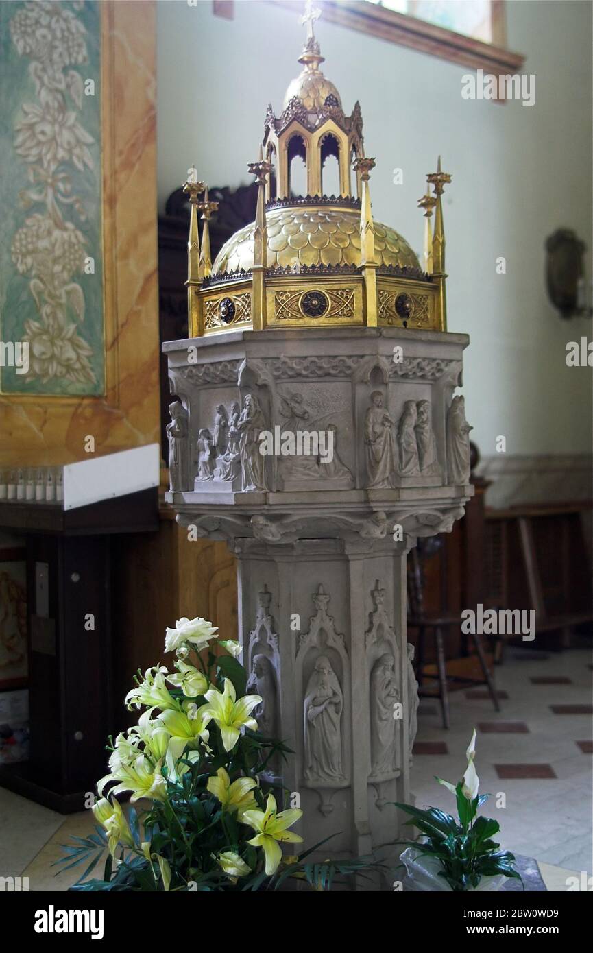 Fonte battesimale nella Basilica della Presentazione della Beata Vergine Maria a Wadowice. Taufbecken in der Pfarrkirche a Wadowice. Chrzcielnica Foto Stock