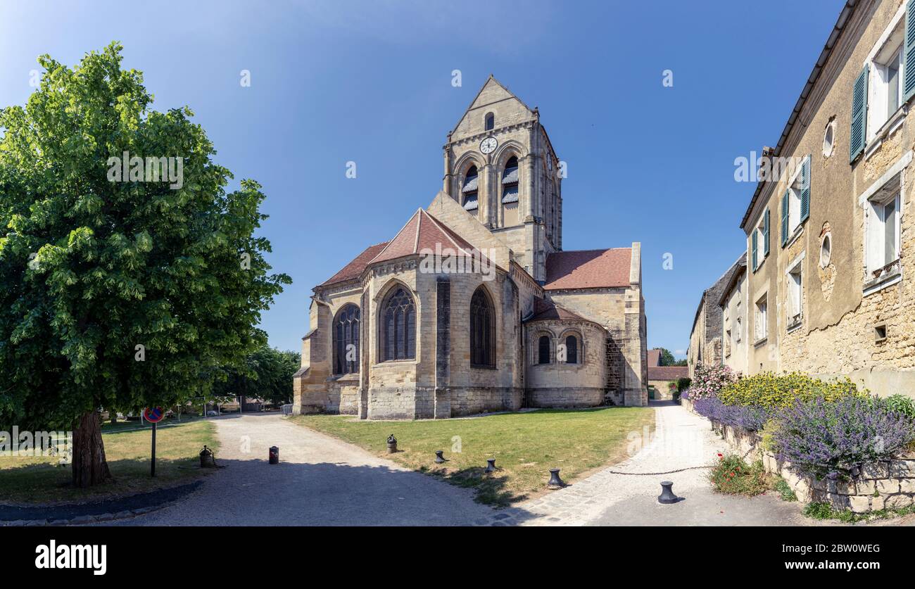 Auvers-sur-Oise, Francia - 28 maggio 2020: Chiesa di Notre-Dame-de-l'Assomption (XIII secolo) - Chiesa parrocchiale cattolica situata ad Auvers-sur-Oise, in p. Foto Stock