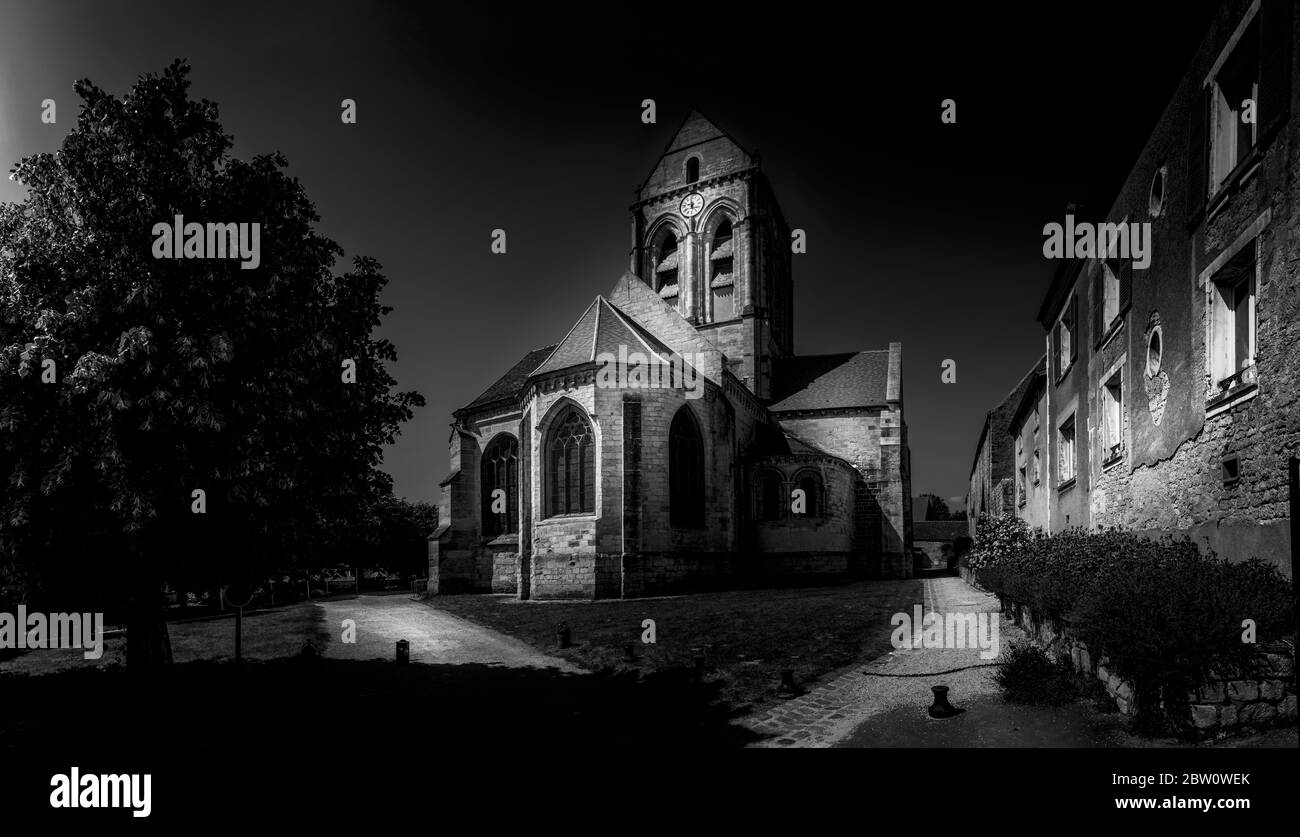 Auvers-sur-Oise, Francia - 28 maggio 2020: Chiesa di Notre-Dame-de-l'Assomption (XIII secolo) - Chiesa parrocchiale cattolica situata ad Auvers-sur-Oise, in p. Foto Stock