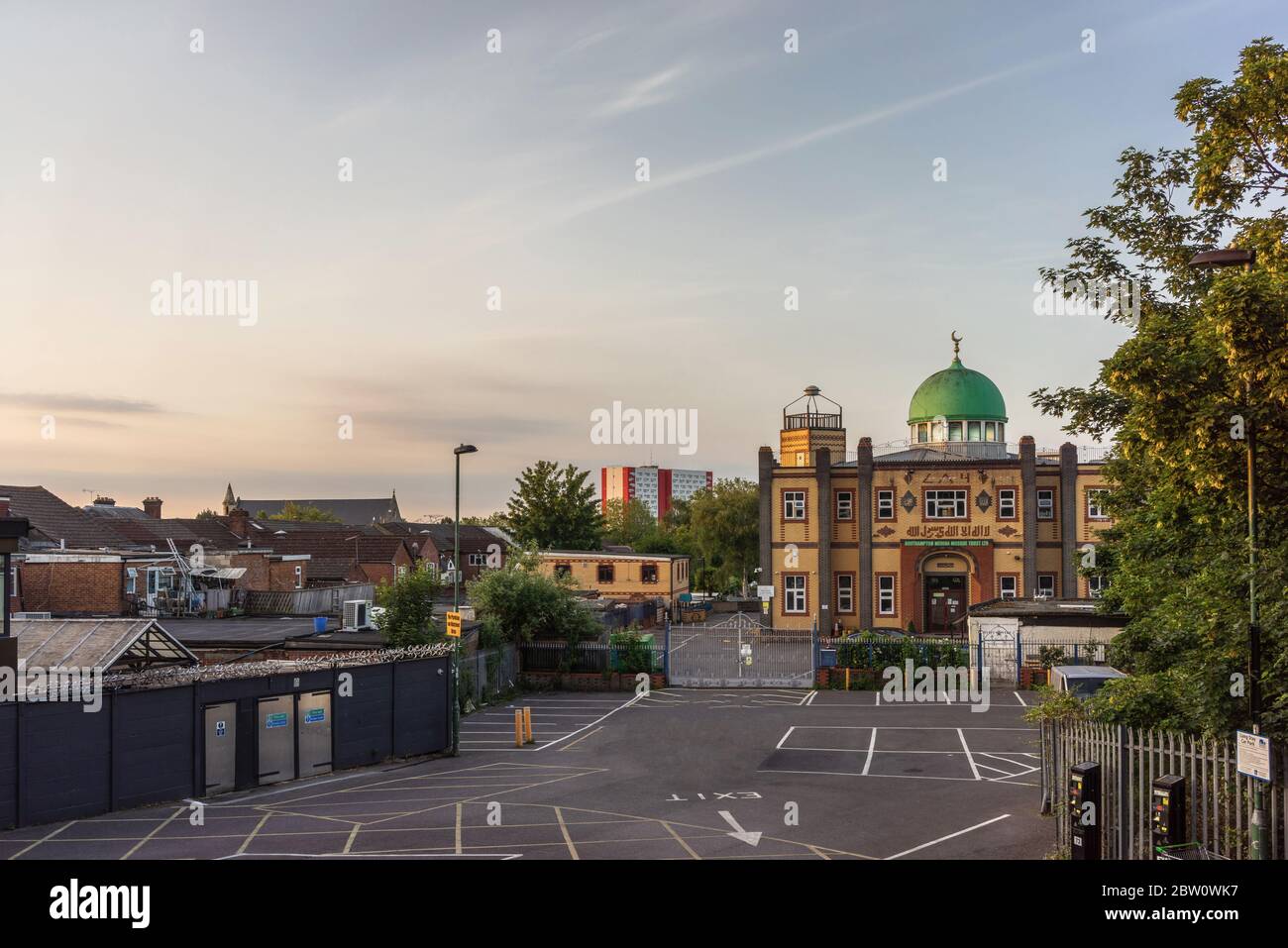 Vista su St Marys a Southampton con la cupola verde della Moschea Medina sulla destra durante la mattina 2020 maggio, Southampton, Inghilterra Foto Stock