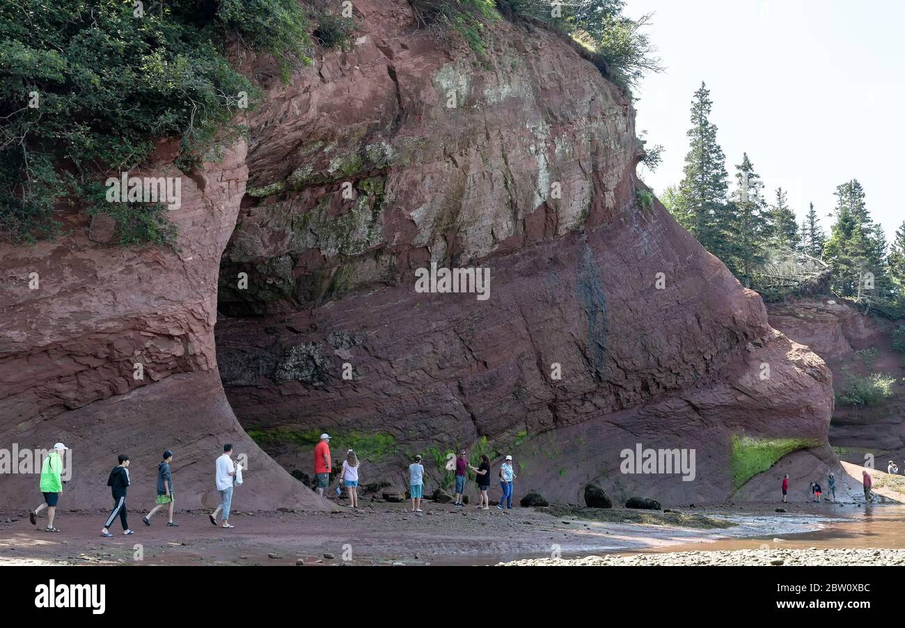 San Martins, NB, Canada - 28 luglio 2019: La gente visita le grotte marine di San Martins. Le grotte sono state formate per erosione, e sono un popolare destin turistico Foto Stock