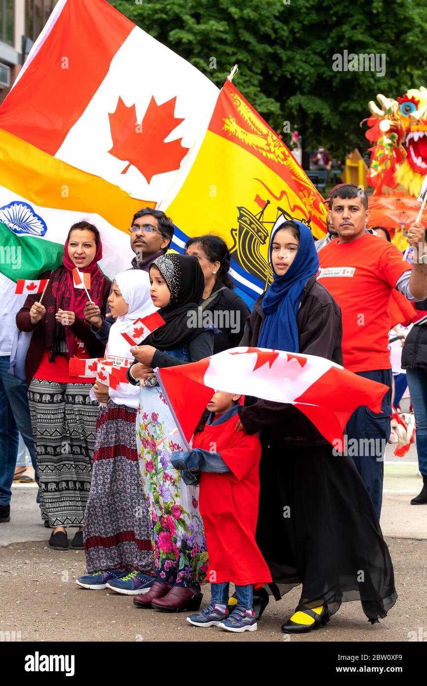 San Giovanni, New Brunswick, Canada - 1 luglio 2019: I membri della comunità musulmana partecipano alla sfilata del Canada Day. Bandiere del Canada e del New Brunswick Foto Stock