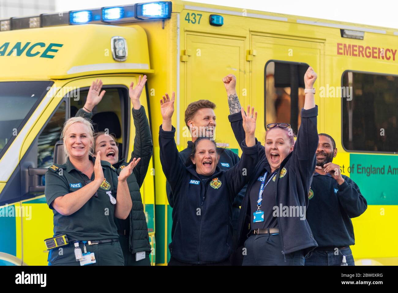 Gli equipaggi dell'ambulanza si acclamano e si aggrappano al clap finale per gli accompagnatori alle 20:00 giovedì fuori del Southend University Hospital, Essex, Regno Unito. Paramedici Foto Stock